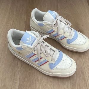 Adidas forum low classic sneakers in cream white/blue dawn/pre loved red.